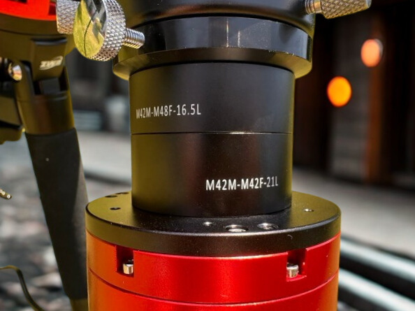Utilize estes dois adaptadores para ajustar o foco traseiro.